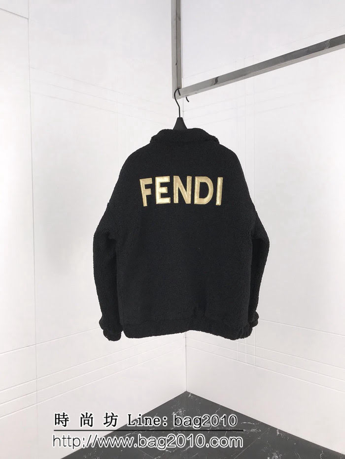 FENDI芬迪 18ss秋冬 搖粒絨大字母貼布繡 寬鬆版 棉服外套 背後品牌字母刺繡圖案 男女同款 ydi2568